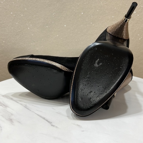 CHANEL Black Suede CC Logo| Gold Heel Pumps G32233 | Size EU 40 - Picture 7 of 9